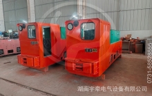 四川改造升級的8噸湘潭蓄電池電機車裝車發(fā)貨